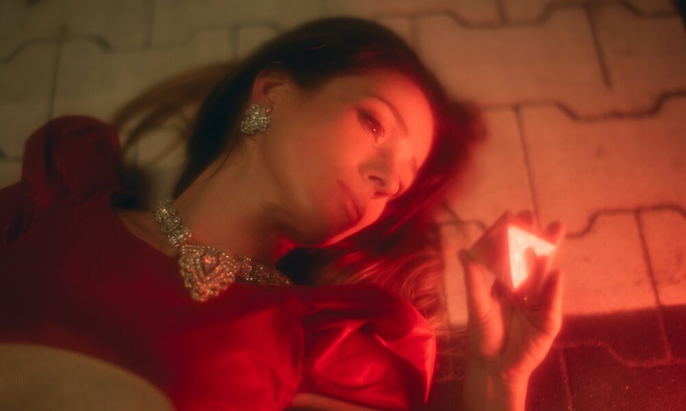 Девушка лежит