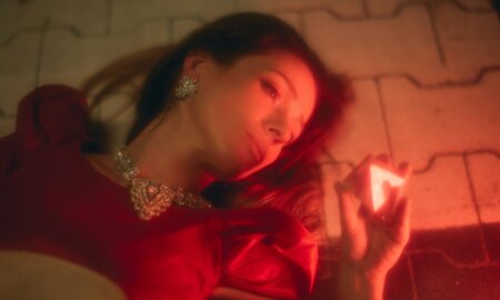 Девушка лежит