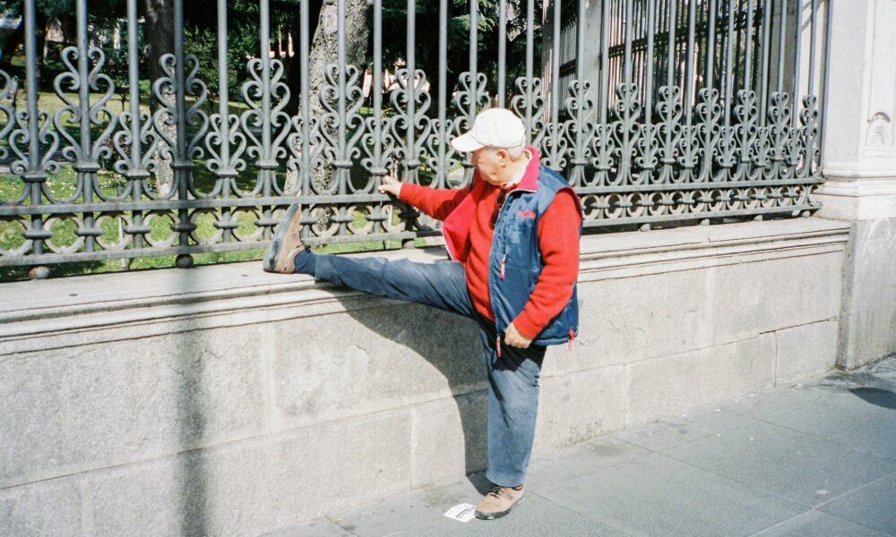 Бабушка делает зарядку