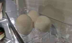 Яйца в холодильнике