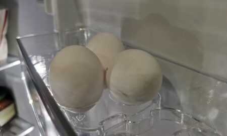 Яйца в холодильнике