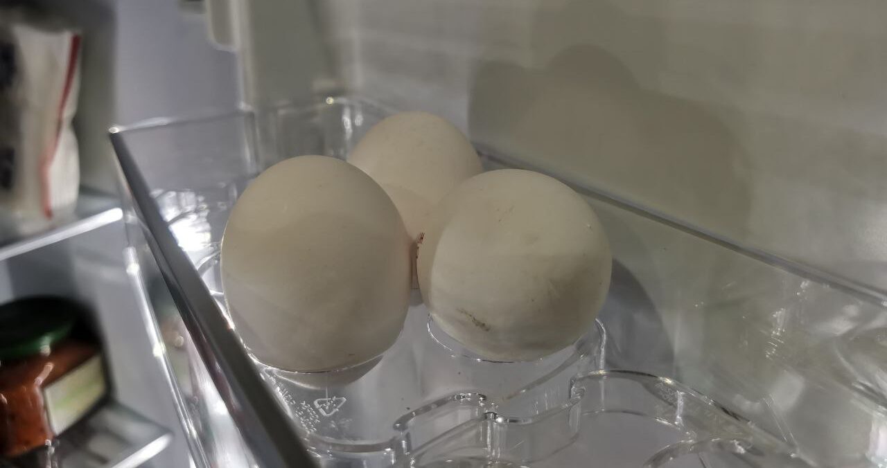Яйца в холодильнике