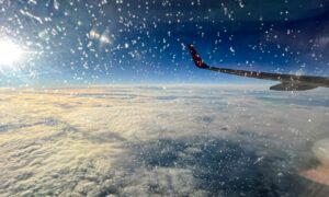 Вид из иллюминатора самолёта