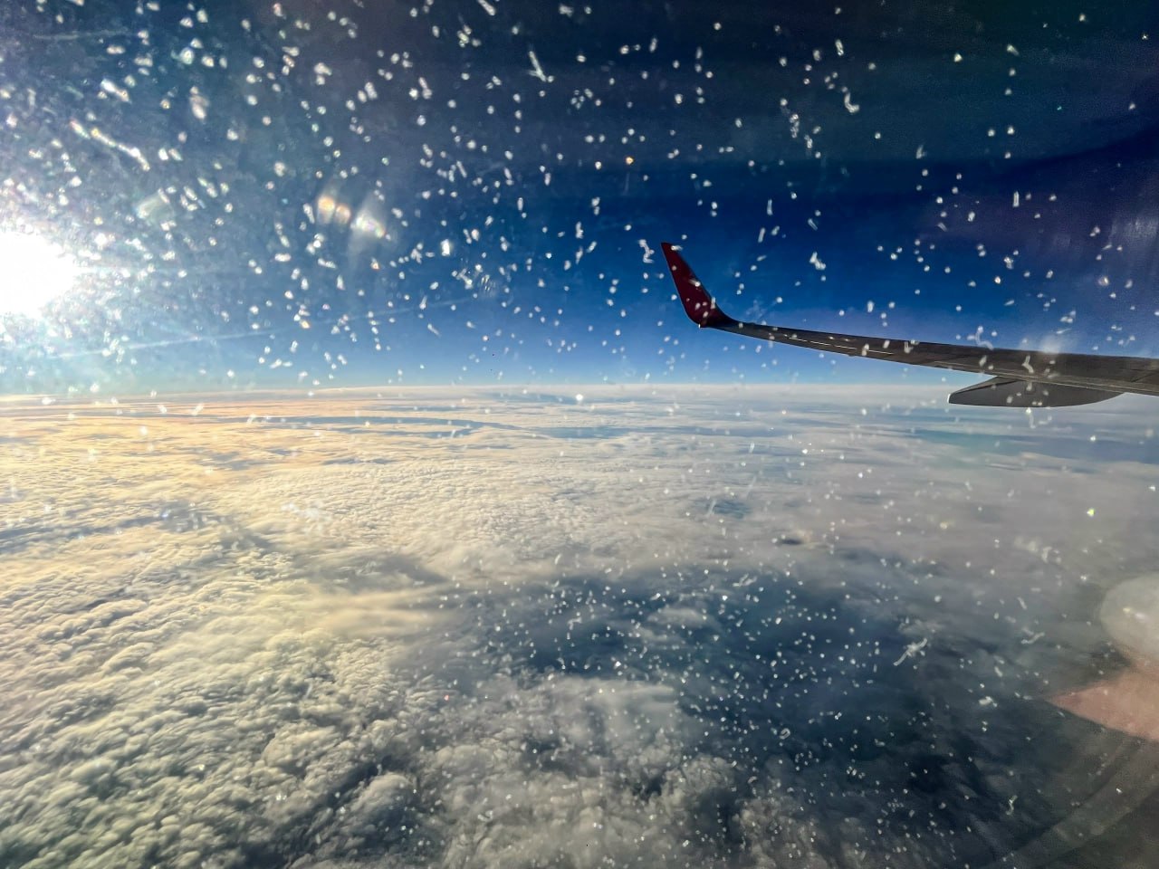 Вид из иллюминатора самолёта