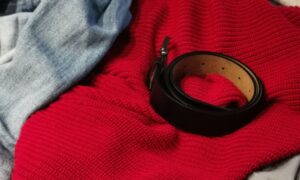 Ремень, красный свитер и джинсы