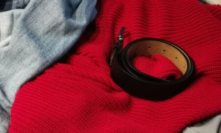 Ремень, красный свитер и джинсы