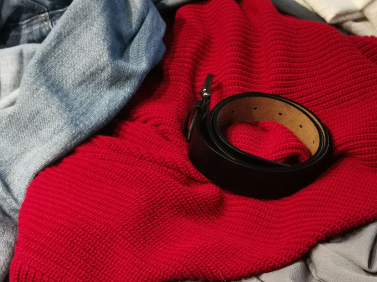 Ремень, красный свитер и джинсы