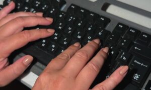 Печатает текст на клавиатуре