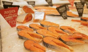 нарезанный лосось в магазине