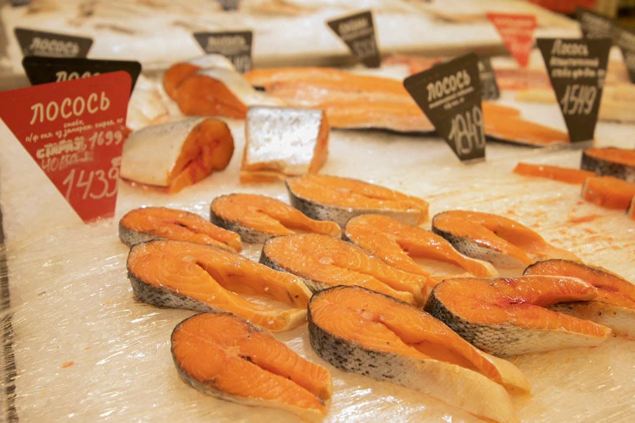 нарезанный лосось в магазине