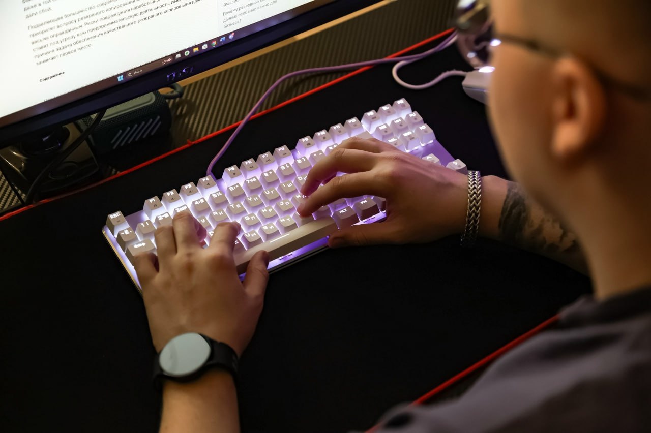 Программист за компьютером