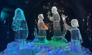 Рождественская композиция из льда