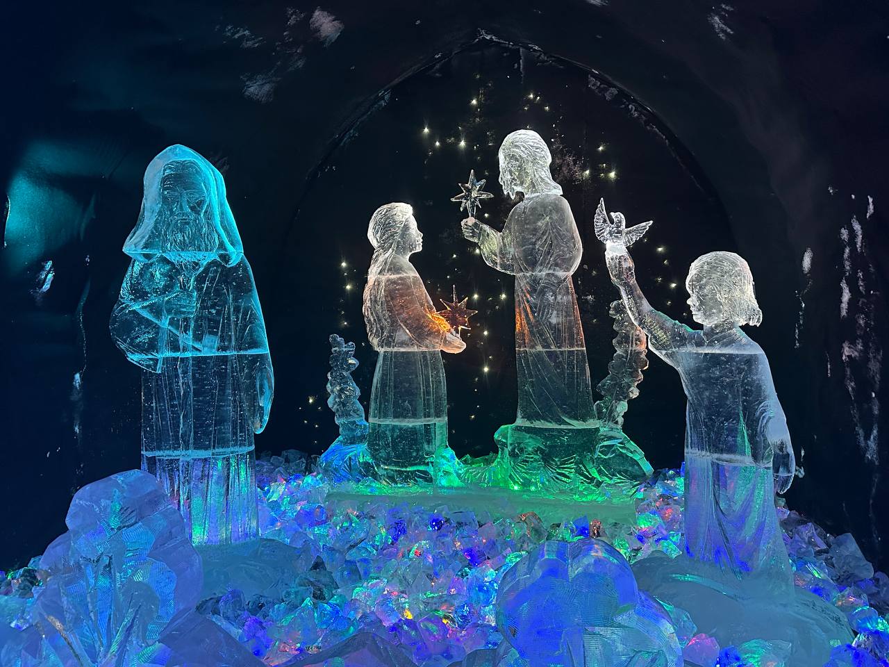 Рождественская композиция из льда