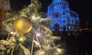 Новогодняя елка на фоне церкви