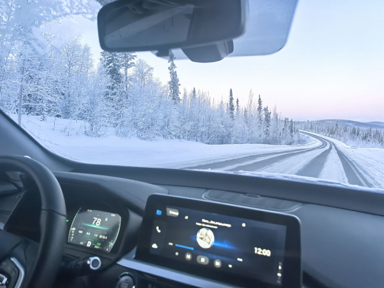 Вид на зимнюю трассу из салона автомобиля