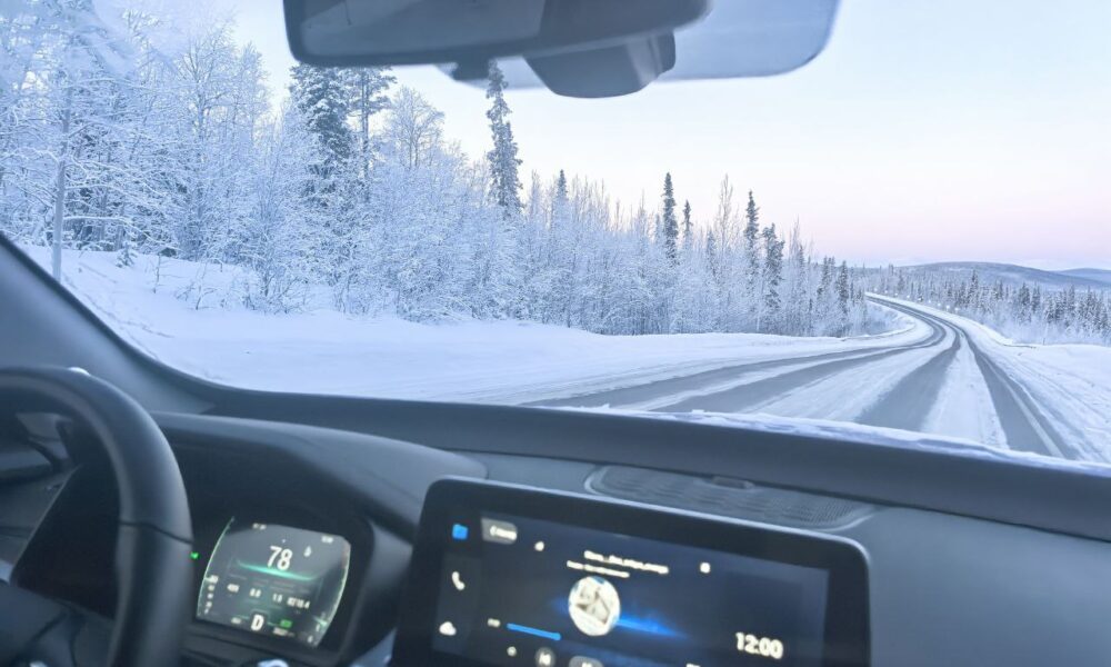 автомобиль на заснеженной трассе, вид изнутри