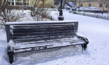 Скамейка заснеженная