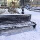 Скамейка заснеженная
