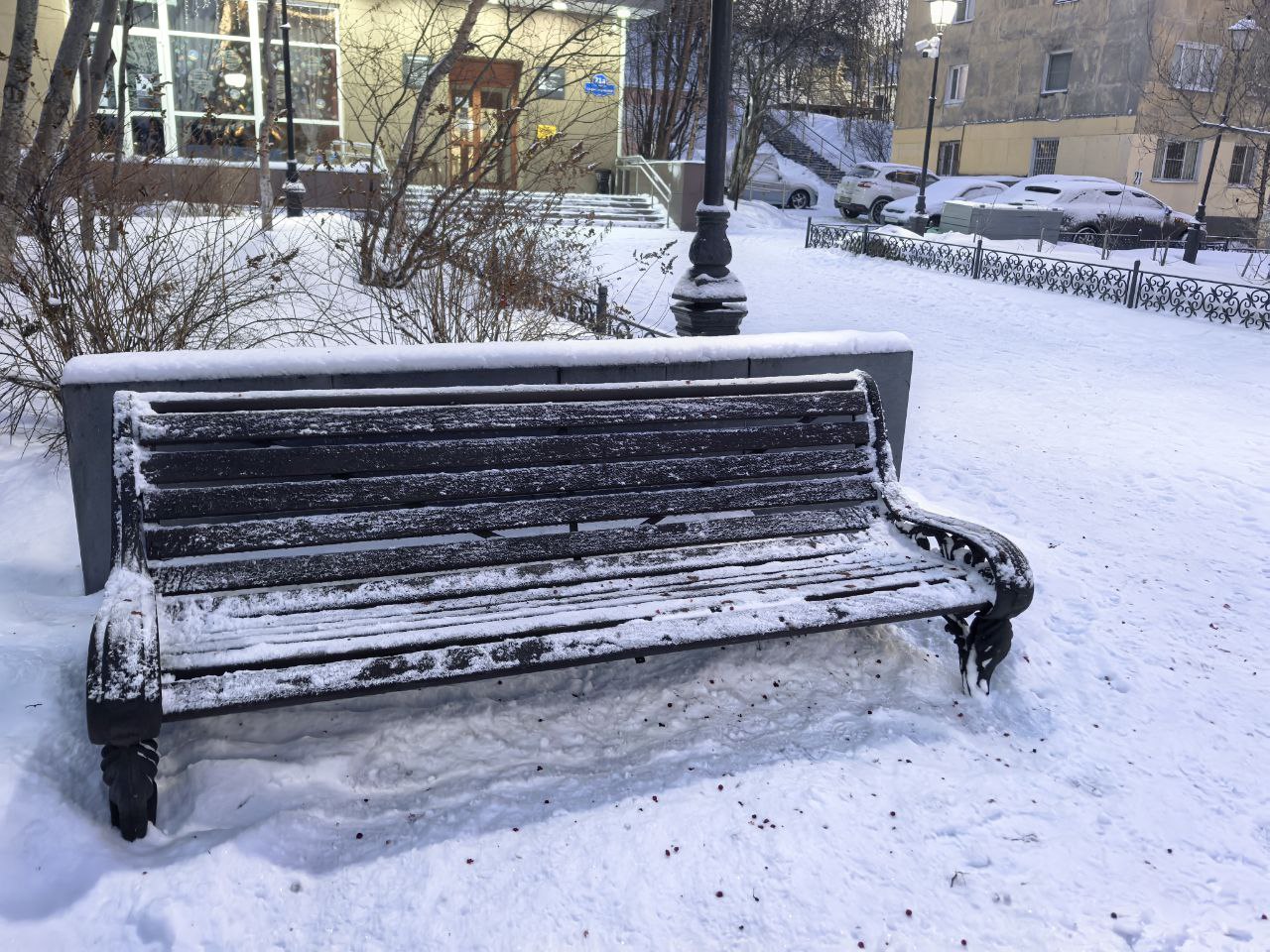 Скамейка заснеженная