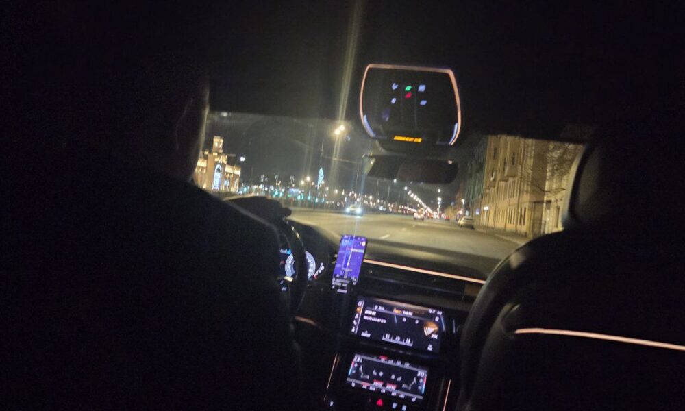 мужчина за рулём