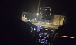 мужчина за рулём