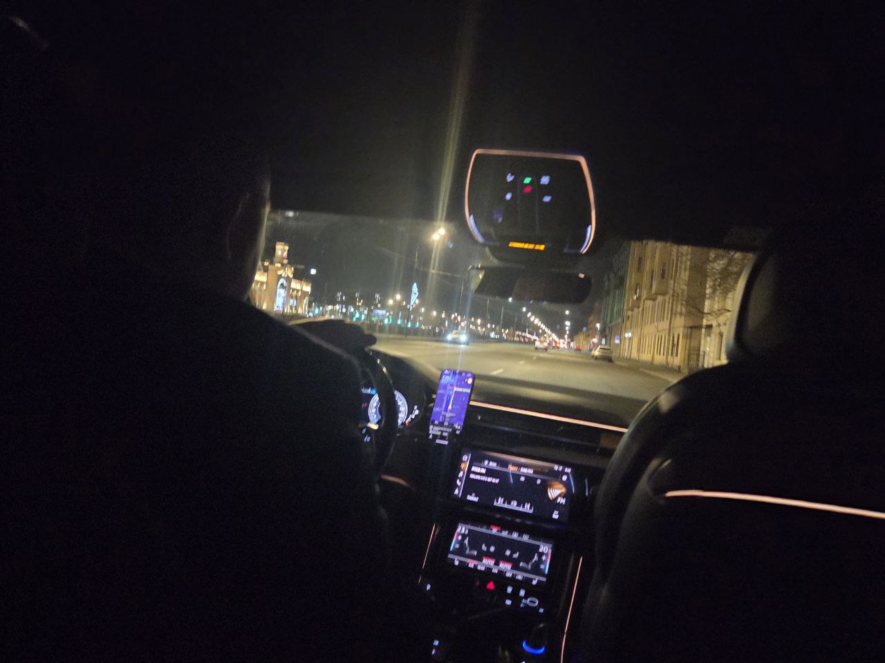 мужчина за рулём