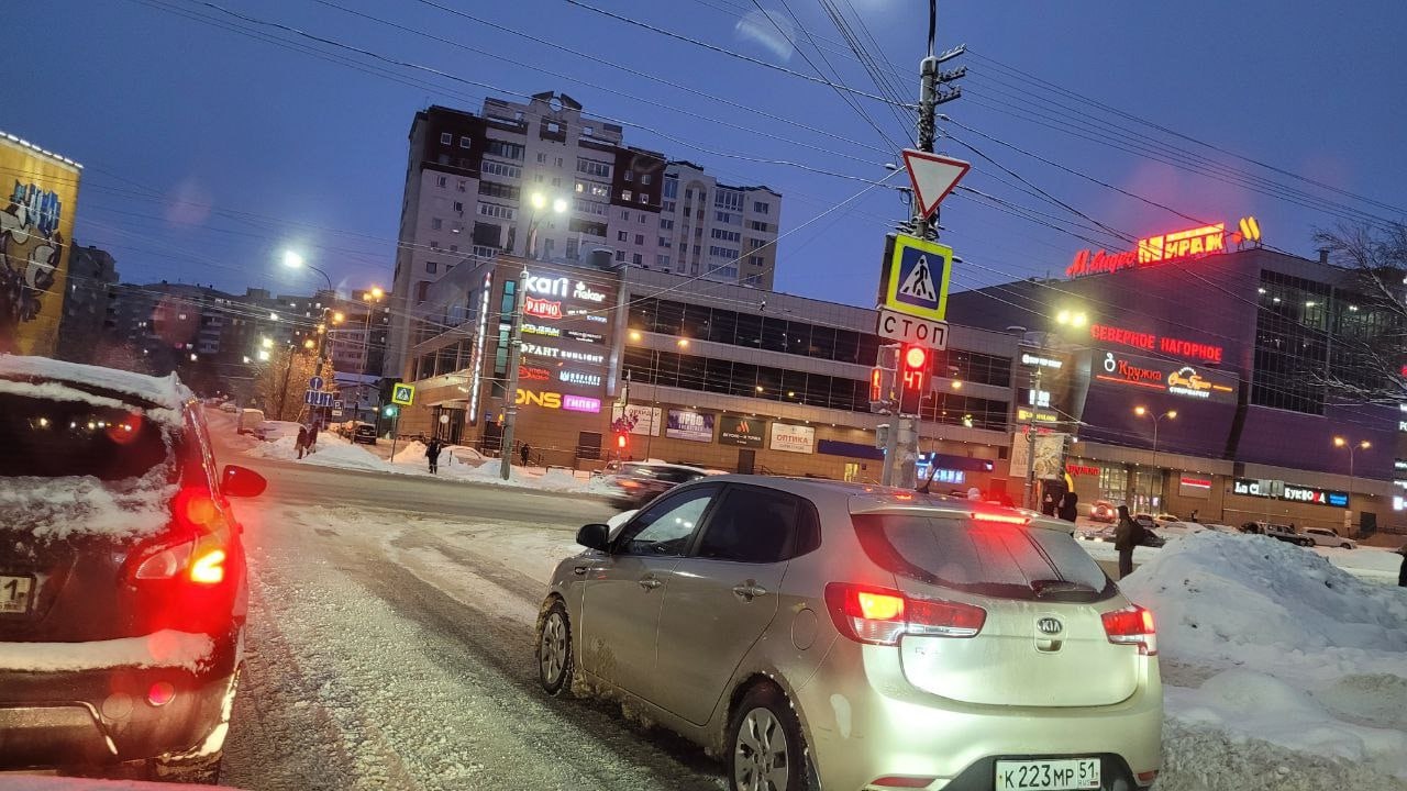 машины стоят зимой