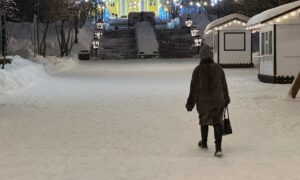 Женщина идет куда-то