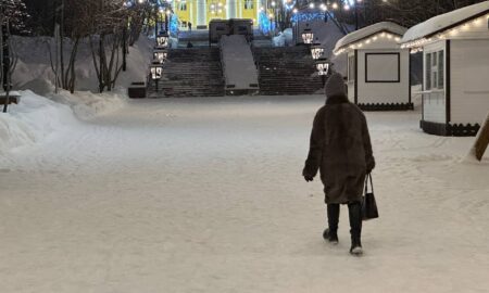 Женщина идет куда-то