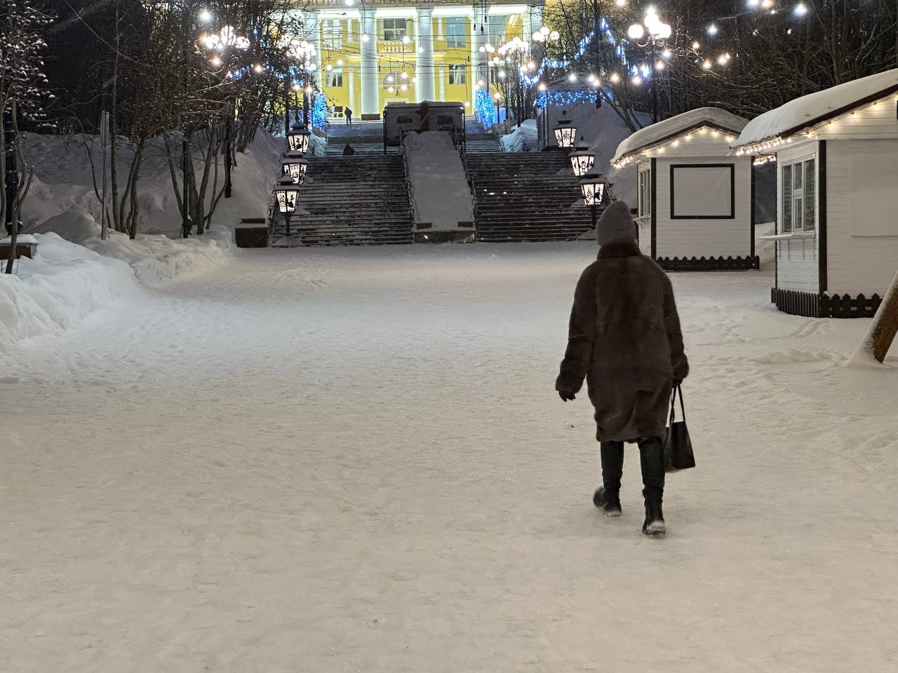 Женщина идет куда-то