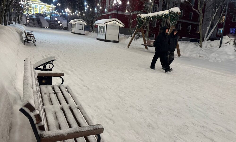 Прохожие и скамейка