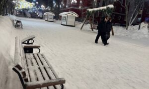 Прохожие и скамейка