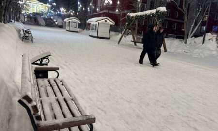 Прохожие и скамейка