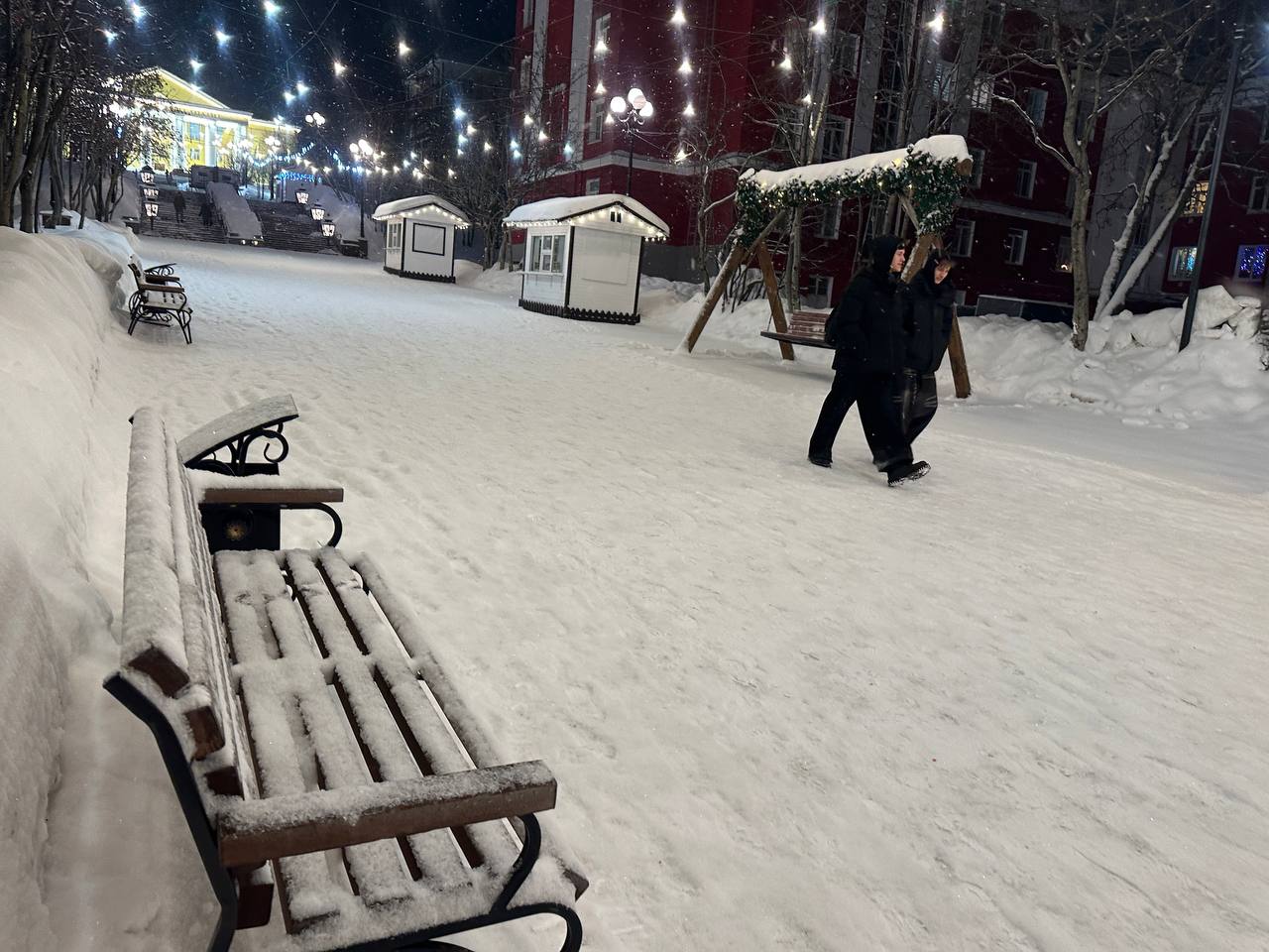 Прохожие и скамейка