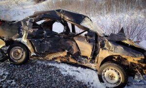 Автомобиль, столкнувшийся с грузовым поездом в Псковской области 18 января 2026 года.