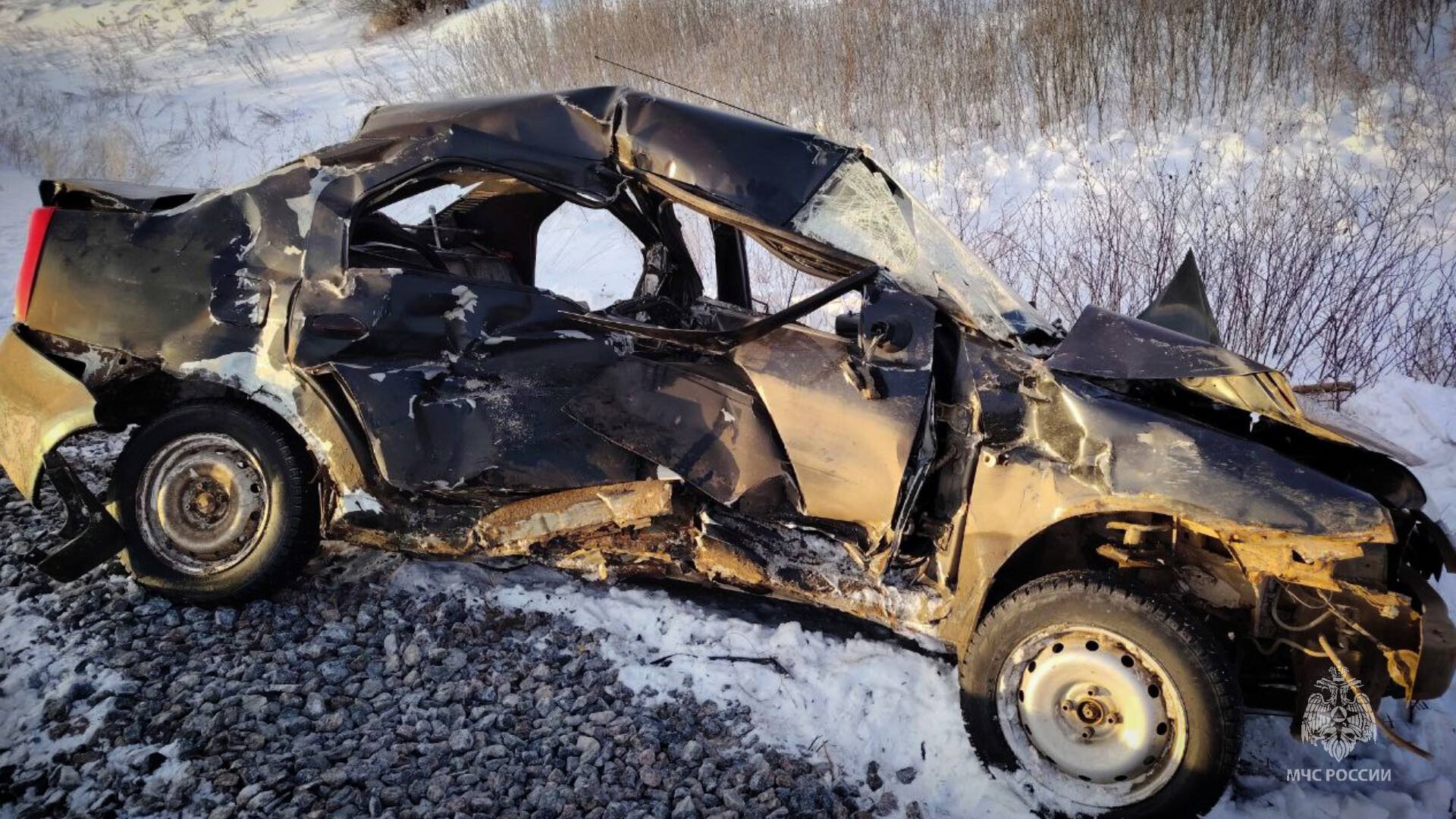 Автомобиль, столкнувшийся с грузовым поездом в Псковской области 18 января 2026 года.