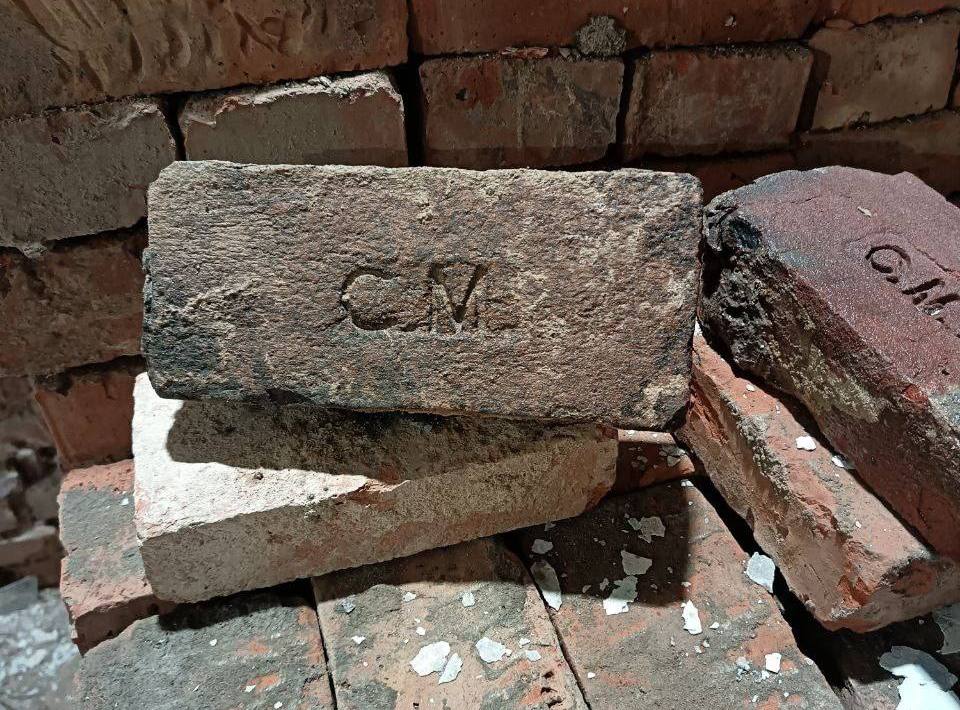 alt кирпичи с тиснением