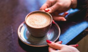 Кофе в зелёной чашке