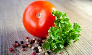 alt помидор и листик салата