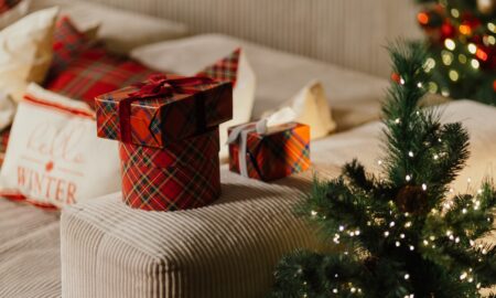 подарки лежат на диване