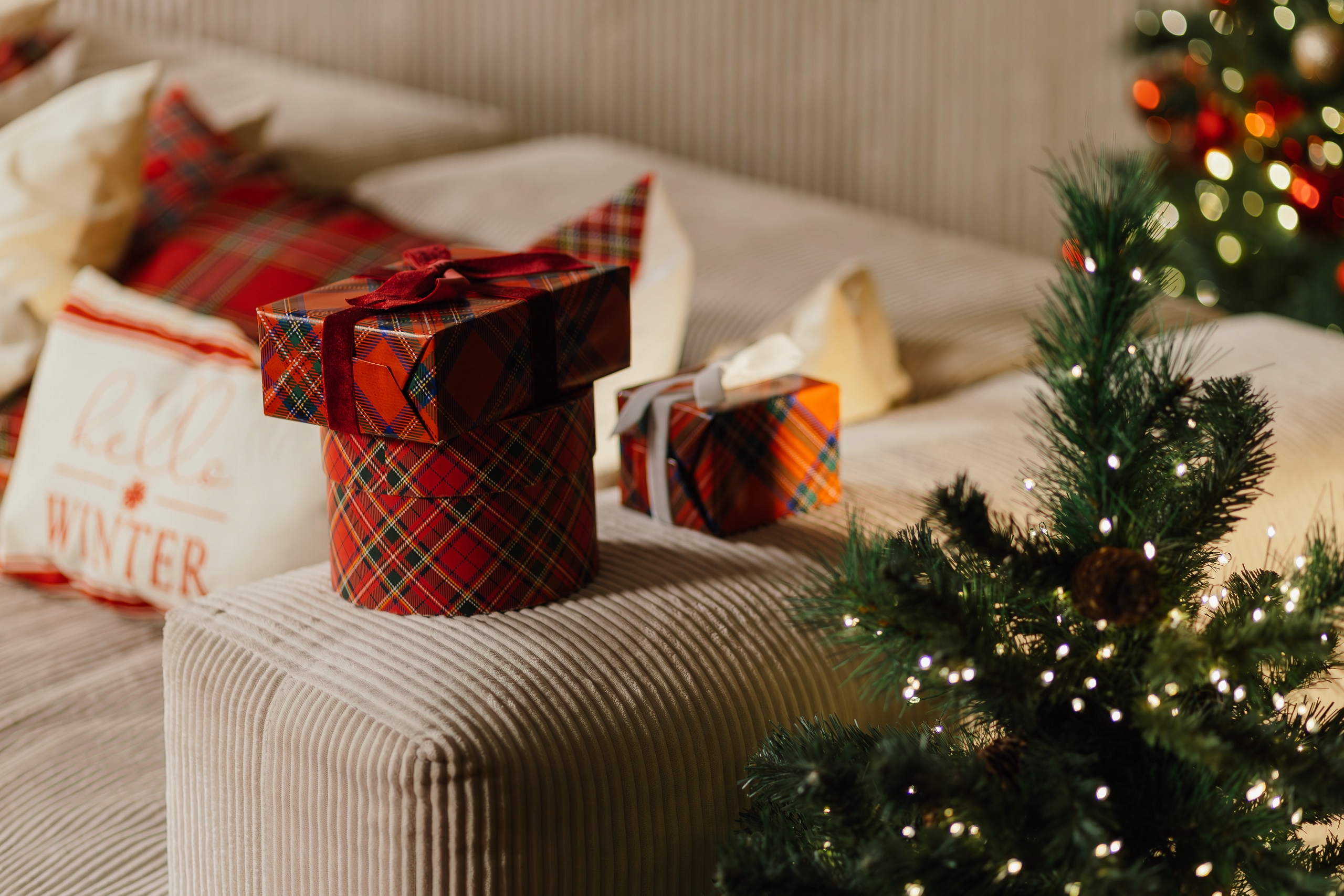 подарки лежат на диване