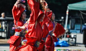 Девушки танцуют в красном