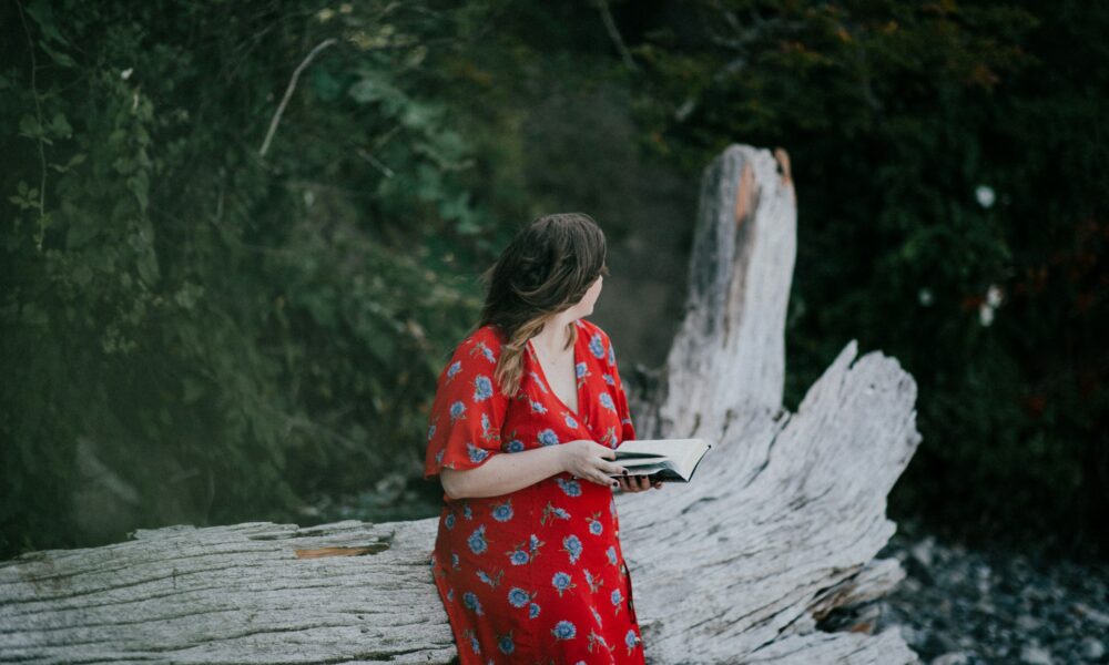 Девушка в красном