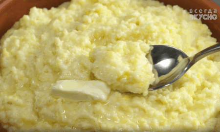 Пшенная каша в тарелке.