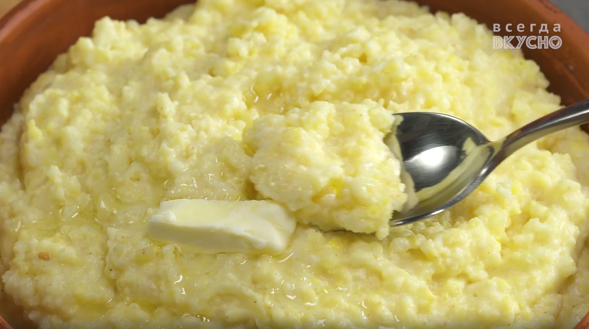 Пшенная каша в тарелке.