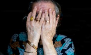 Бабушка плачет