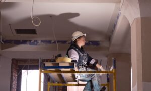 женщина сидит на лесах