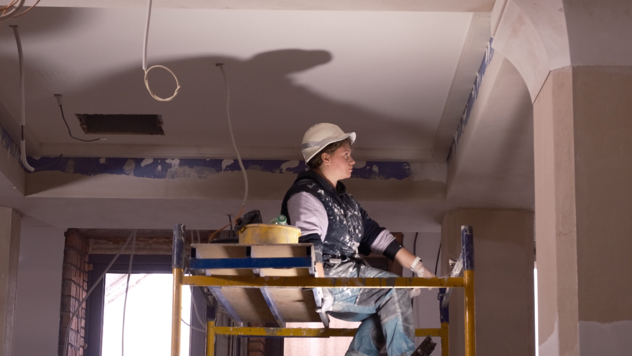 женщина сидит на лесах