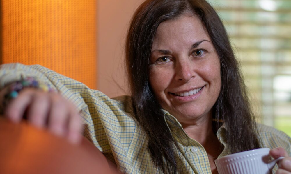 Женщина пьет кофе