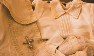 Одежда и брошь